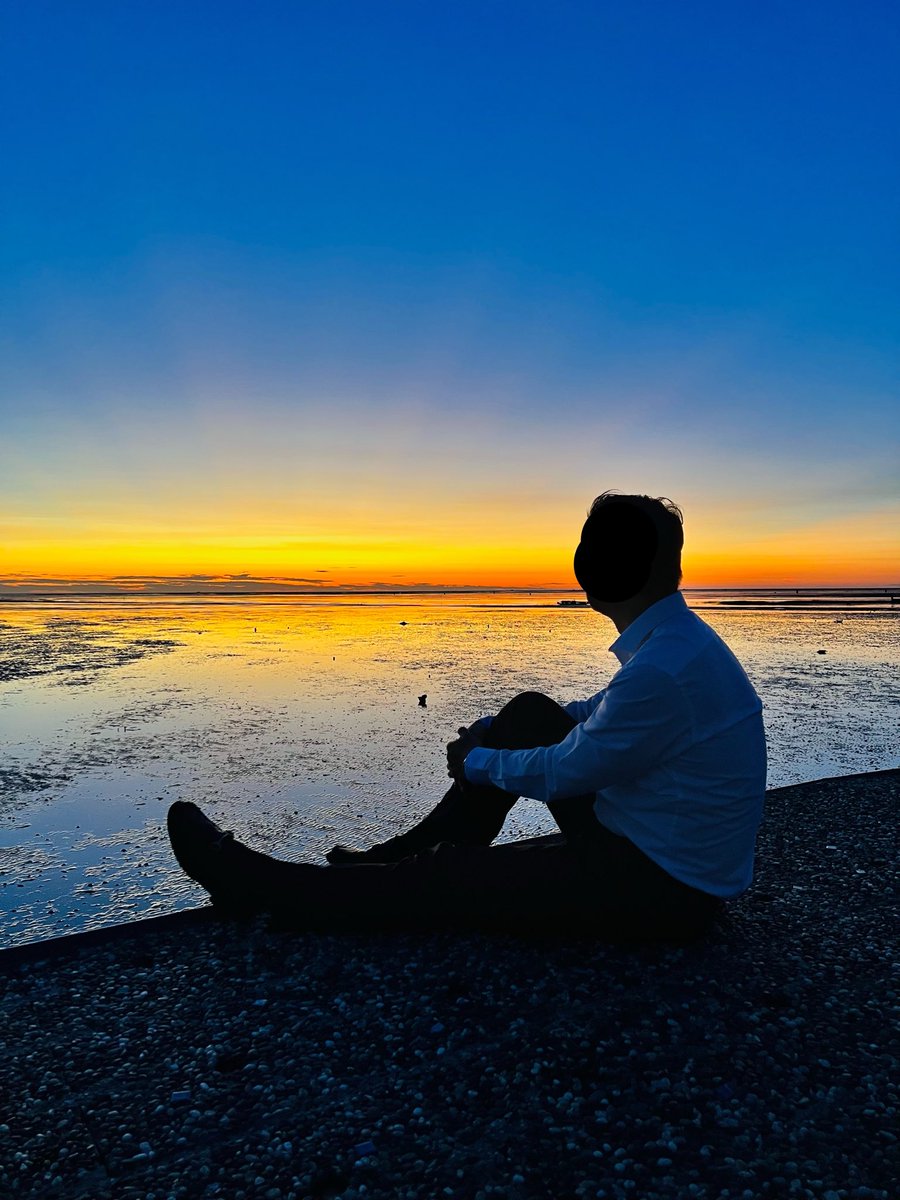 suitsocksman's tweet photo. 看著遠方的海景
吹著海風
牽著手
摸著臉頰親吻
幸福的時刻 https://t.co/LF1GwFiotp