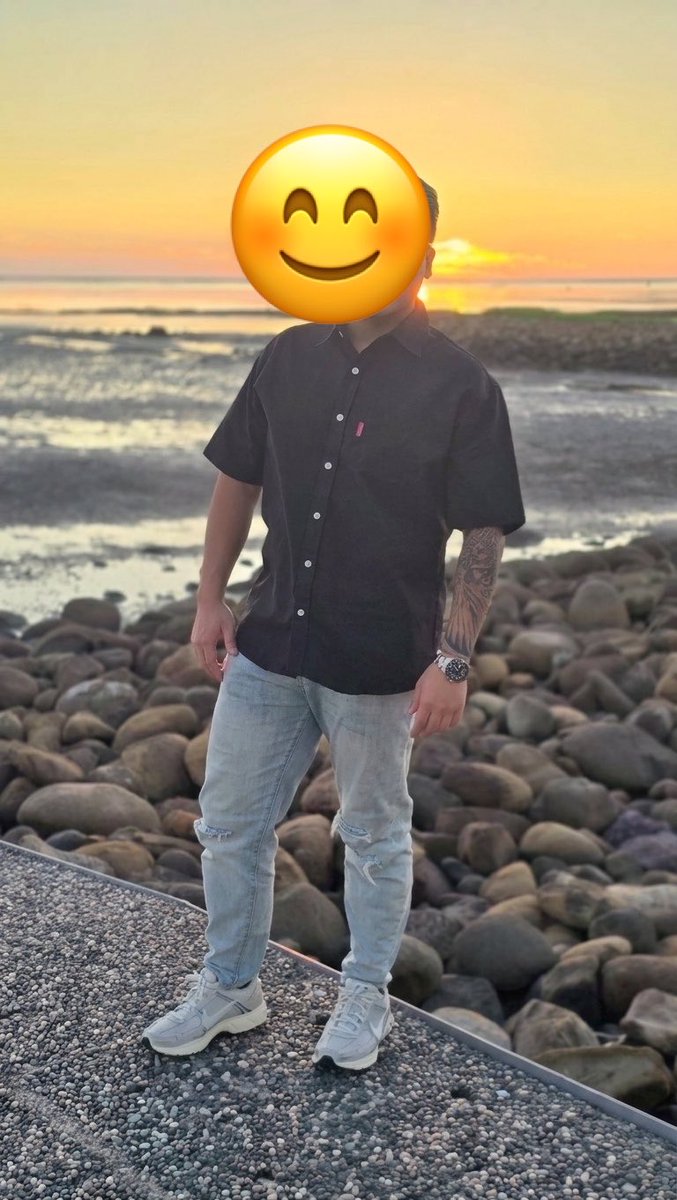 suitsocksman's tweet photo. 看著遠方的海景
吹著海風
牽著手
摸著臉頰親吻
幸福的時刻 https://t.co/LF1GwFiotp