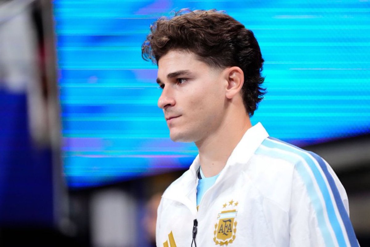 Somhiseremfcb's tweet photo. ☎️ Julian no quiso aumentar las presiones ni generar controversia con su última declaración.

Pero su situación no ha cambiado: Julian Alvarez sigue soñando con el traspaso al Barcelona.

[Vía @FabrizioRomano ] https://t.co/nHmYS3tmbF