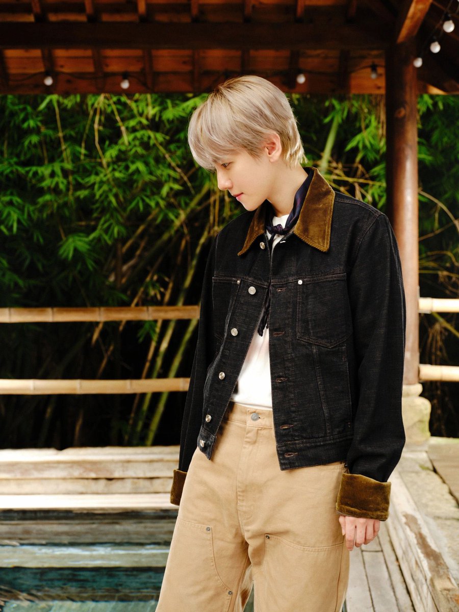 PopBaeks's tweet photo. Baekhyun just dropped new photos on XHS today. Looking sharp and effortlessly charming as always. https://t.co/1ILOJU6JDI