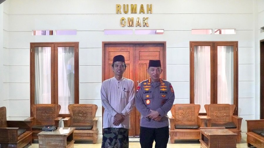 indepenSumatera's tweet photo. Se-jelek²nya pemerintahan prabowo beliau tidak islamopobia. Beliau tahu tuan guru dapat masalah tak lama kemudian orang-orang dibawah beliau langsung menyiapkan privat jet untuk mengantar pulang tuan guru dan tak lama datang kapolri di kediaman tuan guru mungkin menyampaikan permohonan maaf. 

Coba lihat pas regime pria pesugihan itu bagaimana nasib tuan guru. Bahkan UAS dilabelin radikal. Pria pesugihan itu bener-bener islamopobia tingkat tinggi  perusak kedamaian di Republik ini
