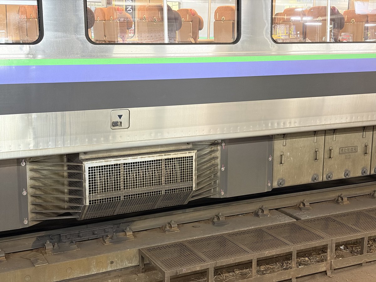 Frenare33's tweet photo. 交流電車はよく知らんのですが他がカバーでほぼ覆われる中、ここだけカバーが無くご丁寧にスリット入りの整流板まで付いています。極寒地ですがそんな冷却キツいんですかね https://t.co/UoHfHMkCSr