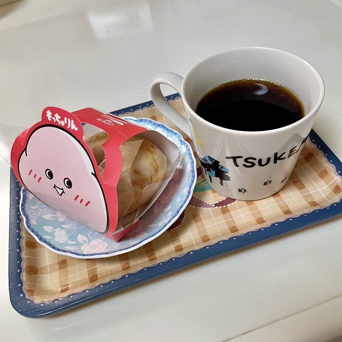 massapyon's tweet photo. "もっちゅりん"とTSUKEコーヒー☕️
ミスドの近く通ったら すっごい行列😮もっちゅりんの販売時間まだ並んでるんだ…😞 
用事の後覗いたら もうガラガラ…そしてもっちゅりんも いっぱい並んでる🤭ってことで初もっちゅりん😋
まるでお餅🙂きなこだから 安倍川餅みたい🥰
#もっちゅりん
#TSUKEコーヒー https://t.co/wZAt1uhrfY