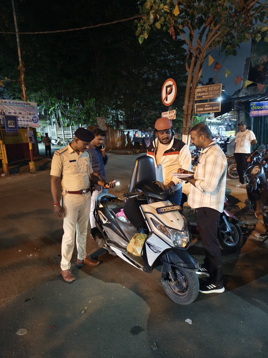 djhallips's tweet photo. Vehicle checking in DJ halli PS limits  to ensure public safety and prevention of crime.
ಡಿಜೆ ಹಳ್ಳಿ ಪೊಲೀಸ್ ಠಾಣಾ ವ್ಯಾಪ್ತಿಯಲ್ಲಿ ಸಾರ್ವಜನಿಕರ ಸುರಕ್ಷತೆಯ ದೃಷ್ಟಿಯಿಂದ ವಾಹನ ತಪಾಸಣೆ ಕಾರ್ಯ ನಡೆಸಲಾಯಿತು..
@dcpeastbcp @blrcitypolice @acpkghalli @djhallips https://t.co/eqtmDzYeMU