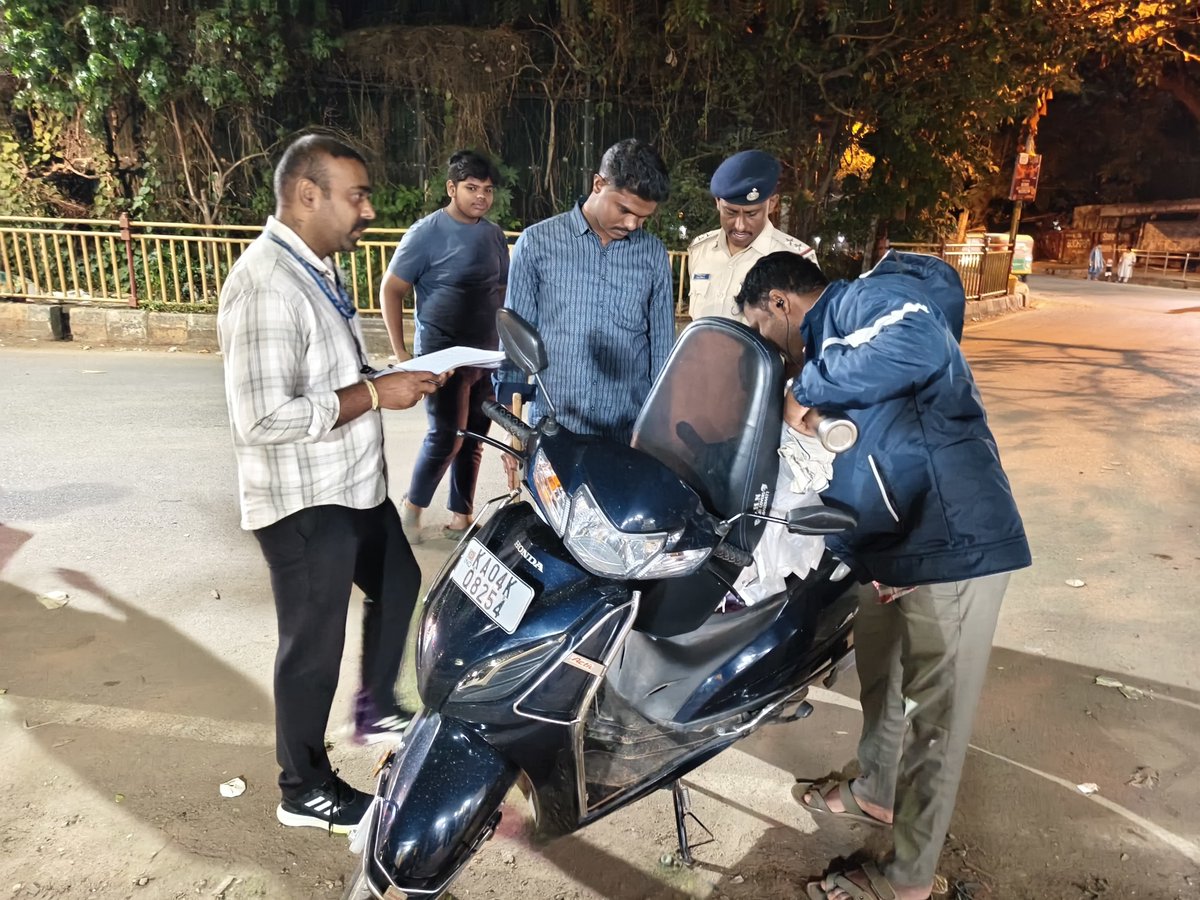 djhallips's tweet photo. Vehicle checking in DJ halli PS limits  to ensure public safety and prevention of crime.
ಡಿಜೆ ಹಳ್ಳಿ ಪೊಲೀಸ್ ಠಾಣಾ ವ್ಯಾಪ್ತಿಯಲ್ಲಿ ಸಾರ್ವಜನಿಕರ ಸುರಕ್ಷತೆಯ ದೃಷ್ಟಿಯಿಂದ ವಾಹನ ತಪಾಸಣೆ ಕಾರ್ಯ ನಡೆಸಲಾಯಿತು..
@dcpeastbcp @blrcitypolice @acpkghalli @djhallips https://t.co/eqtmDzYeMU