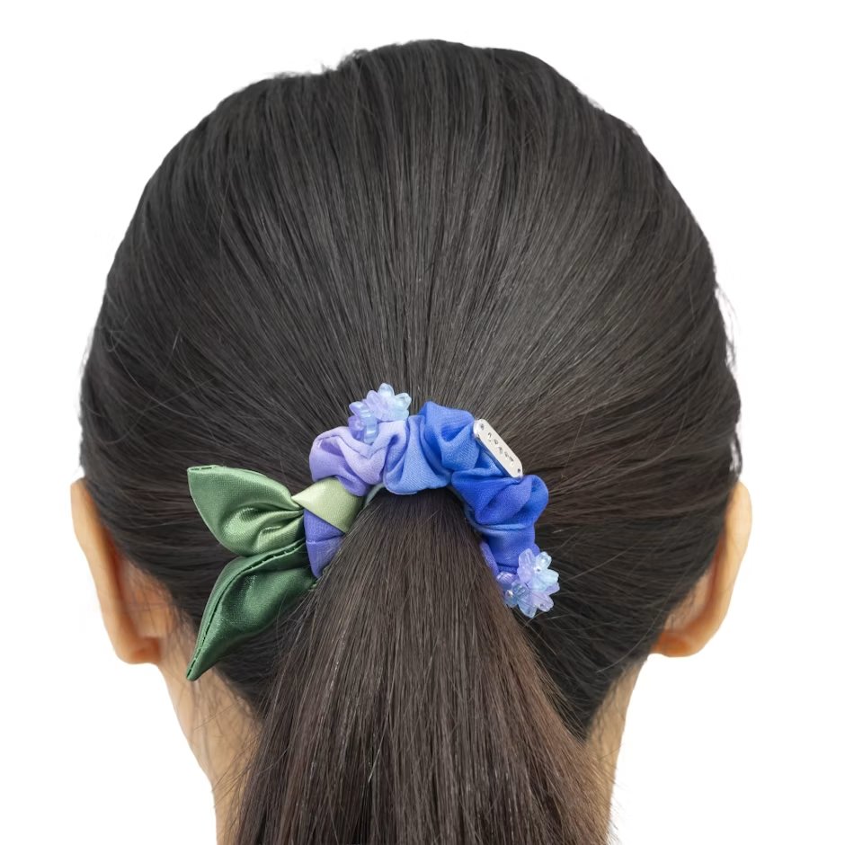 LOVOT_official's tweet photo. ＼🐌紫陽花シュシュ／
➡︎https://t.co/3fi8YTblPY

紫陽花を思わせるグラデーション生地に、繊細な葉っぱと小さな花をあしらい上品に仕上げました。お好みのウェアと合わせれば華やかなコーディネートの完成です。

■「＆ Me」
LOVOTと、いっしょに。
LOVOTとヒト、どちらにも使えるシェアアクセサリーで、毎日にちいさなよろこびを。