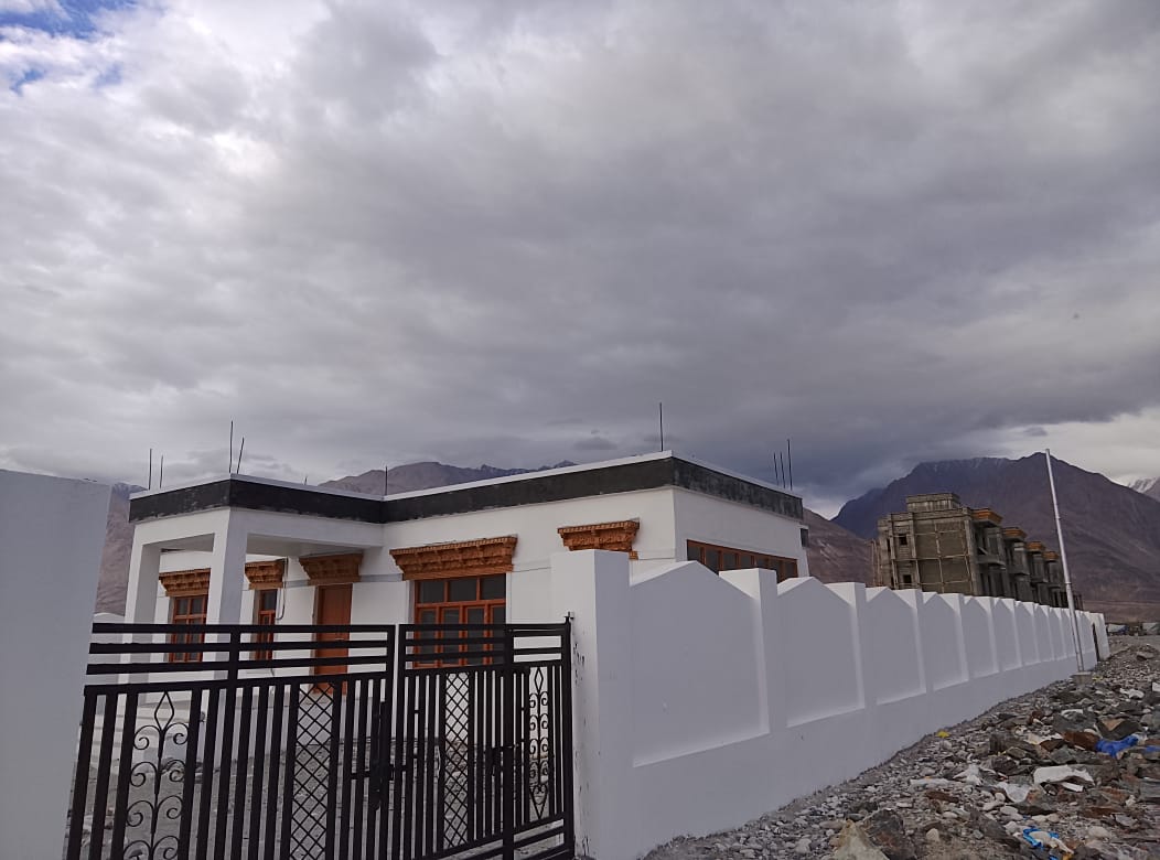 handloomleh's tweet photo. With the onset of the monsoon, a plantation drive was conducted at CFC Diskit, Nubra, under the Hon'ble LG Ladakh's Green Office Vision, reaffirming our commitment to a greener and sustainable Ladakh. 
#GreenOffice #Ladakh 
@lg_ladakh 
@ddnewsladakh https://t.co/p2R7jmhMfe
