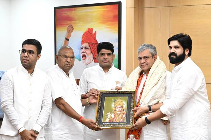 PIB_India's tweet photo. ▶️ Union Minister @AshwiniVaishnaw met Khatu Shyam Ji Temple Delegation From Rajasthan 

▶️ The Union Minister informed the delegation that the proposed construction of the new Station will provide better, safer and more convenient railway services to devotees travelling to Khatu Shyam Ji

▶️ The station will be developed on the Sikar–Ringas rail section between Palsana and Baori Thikria stations

Read here: https://t.co/wiSJCd3RSp 

@RailMinIndia