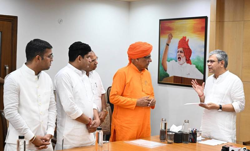 PIB_India's tweet photo. ▶️ Union Minister @AshwiniVaishnaw met Khatu Shyam Ji Temple Delegation From Rajasthan 

▶️ The Union Minister informed the delegation that the proposed construction of the new Station will provide better, safer and more convenient railway services to devotees travelling to Khatu Shyam Ji

▶️ The station will be developed on the Sikar–Ringas rail section between Palsana and Baori Thikria stations

Read here: https://t.co/wiSJCd3RSp 

@RailMinIndia