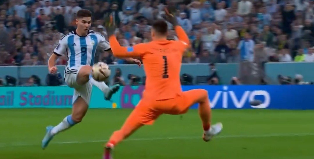 Sauronplebe's tweet photo. @Mindful_CR @XavismoFCB_ Hombre, pues lo normal esque intentes llegar a la pelota, no al jugador https://t.co/SgZHp6fxFV