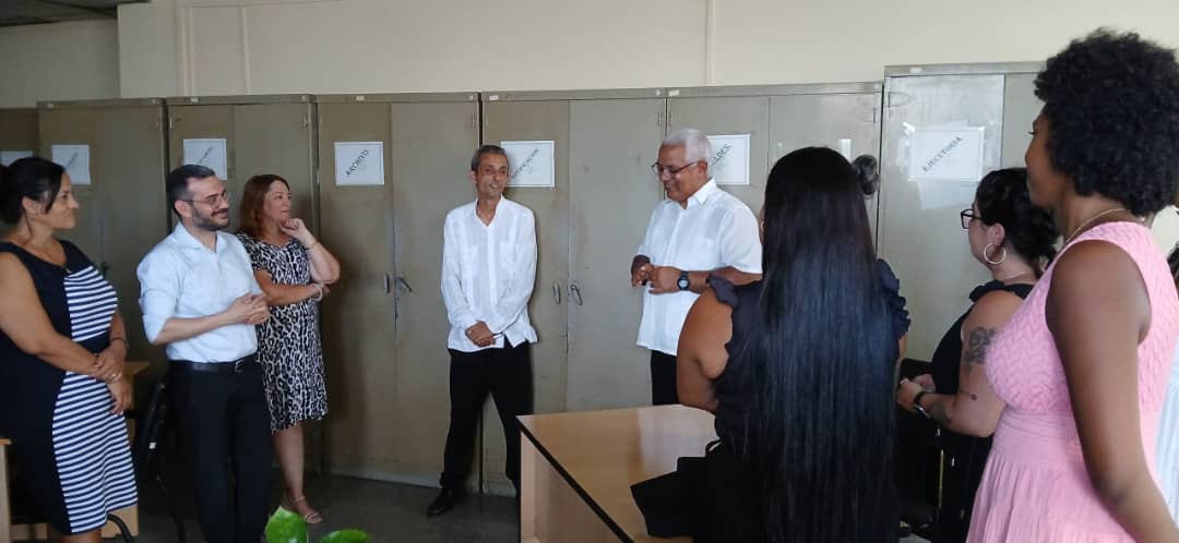Oscar_CubaTSP's tweet photo. Con @SosaRavelo visitamos todas las Salas de Justicia de @habana_tpp: jueces y secretarias con experiencia y otros muy jóvenes que logran ambientes de trabajo, unidad y entusiasmo que determinan resultados positivos. Nuestro Reconocimiento a todos. 
@DiazCanelB @Yojaniers 🇨🇺 https://t.co/89qZtPtM4S