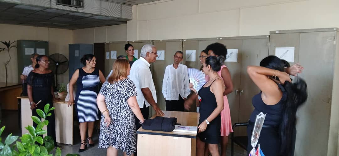 Oscar_CubaTSP's tweet photo. Con @SosaRavelo visitamos todas las Salas de Justicia de @habana_tpp: jueces y secretarias con experiencia y otros muy jóvenes que logran ambientes de trabajo, unidad y entusiasmo que determinan resultados positivos. Nuestro Reconocimiento a todos. 
@DiazCanelB @Yojaniers 🇨🇺 https://t.co/89qZtPtM4S