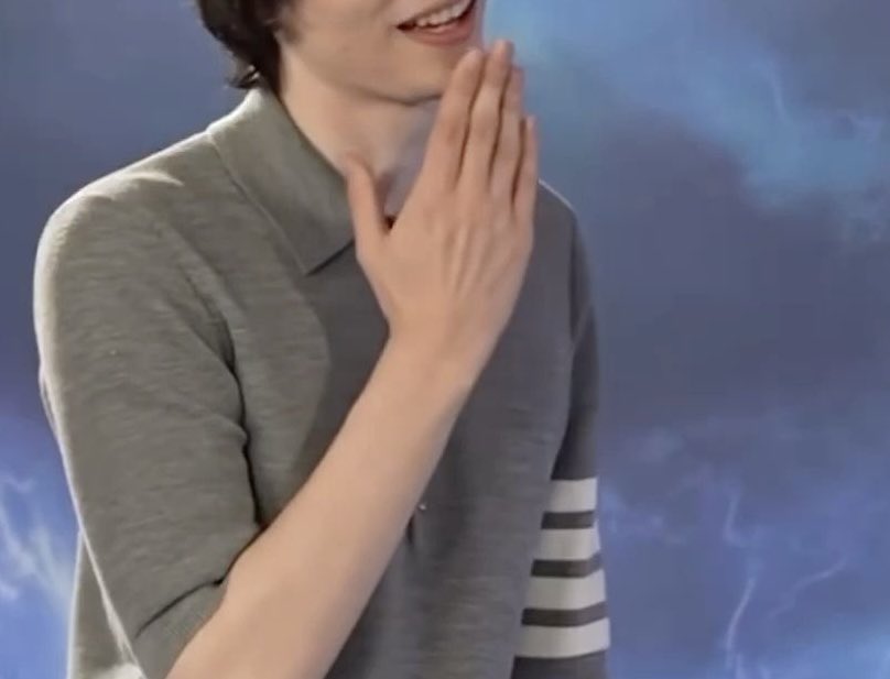 finn wolfhard hands tweet media
