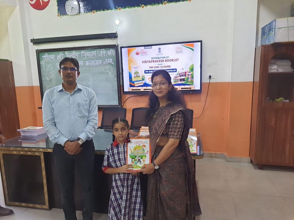 KBantalab's tweet photo. Vidya Pravesh Booklets were distributed to Class I students, reinforcing the foundation of joyful and activity-based learning. 📚✨ The initiative aims to nurture curiosity, creativity, and confidence, making learning engaging and meaningful for every child.
@kvsrojammu https://t.co/Mmap8k5oLt