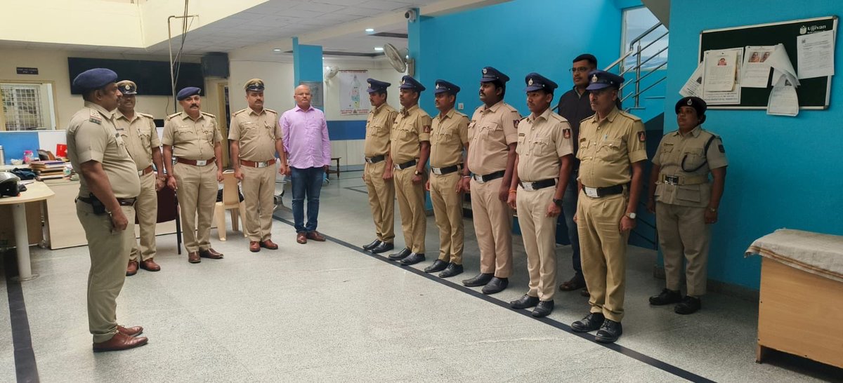 djhallips's tweet photo. Conducted a  Day duty briefing and directed staff to take proactive measures to ensure law and order.
ಹಗಲು ಕರ್ತವ್ಯದ ಸಿಬ್ಬಂದಿಗೆ ಠಾಣಾ ವ್ಯಾಪ್ತಿಯಲ್ಲಿ ಕಾನೂನು ಮತ್ತು ಸುವ್ಯವಸ್ಥೆಯನ್ನು ಕಾಪಾಡಲು ಹಾಗೂ ಯಾವುದೇ ಅನಾಹುತ ಘಟನೆಗಳು ಸಂಭವಿಸದಂತೆ  ಮುನ್ನೆಚ್ಚರಿಕಾ ಕ್ರಮಗಳನ್ನು ಕೈಗೊಳ್ಳುವಂತೆ ಸೂಚಿಸಲಾಯಿತು. https://t.co/r3lzUPemZA