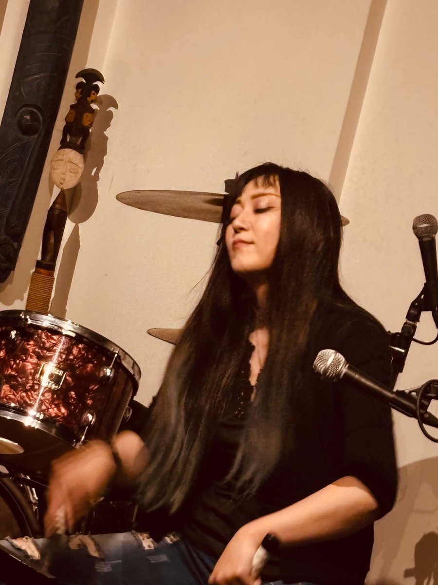 DrLINDADr's tweet photo. 昨夜のアコLINDA ＠ 初xysa
cajonやってて最期横のドラム叩いたりその後尻もちつきながら〆たり酒も飲んでないのに自分がオモロくなった夜でした笑
アンコールもありがとうございます✨

次回7/10 R.M.garageにて
"LINDA with ホソガイタツヤ"で
T.M.G.E &amp; The BirthdayのカバーLIVEやります！ https://t.co/d1ILN0T1nE