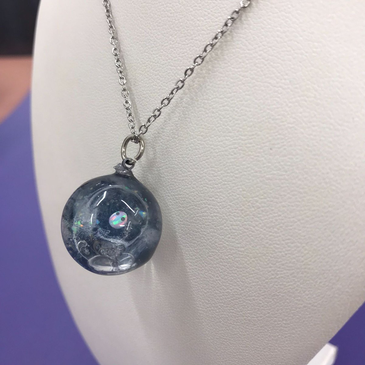cocorety40's tweet photo. 【障害者ブランド・ココリティ】杏樹作　ネックレス　「漆黒の闇の宇宙玉」NO.5395　H

幻想的な透明球体に、小さな陰陽が輝くネックレス。
漆黒の中で惑星が輝く様を宇宙玉と名付けました。
神秘的な美しさが日常を特別に演出します。
￥1,500 https://t.co/tKCvTfPegp