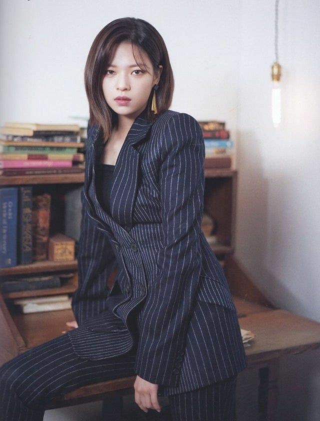 BiasTrash's tweet photo. As a straight woman I can confidently say that I want these 2 women to absolutely destroy me. Make me forget I like men🙈 Hwasa Jeongyeon give me a chance https://t.co/gv9qVCMH69