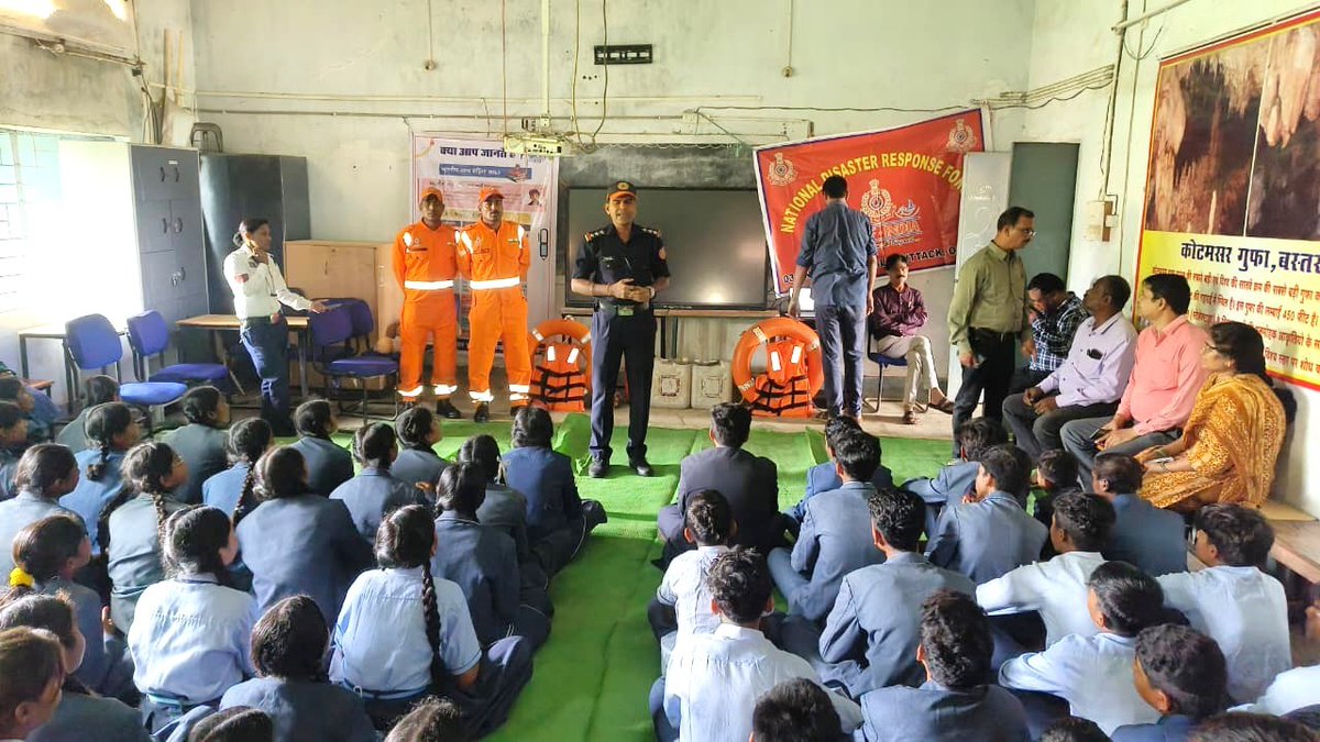 03NDRF's tweet photo. 03 Bn NDRF conducted a Community Awareness Programme at Block -Pharasgon, Distt - Kondagaon ,CG. Training were imparted on First Aid, CPR, Bleeding Control,Splinting,Triage&amp;Flood Rescue Rope Techniques to enhance community preparedness and life-saving skills. @HqNdrf https://t.co/8fNQVMenHo