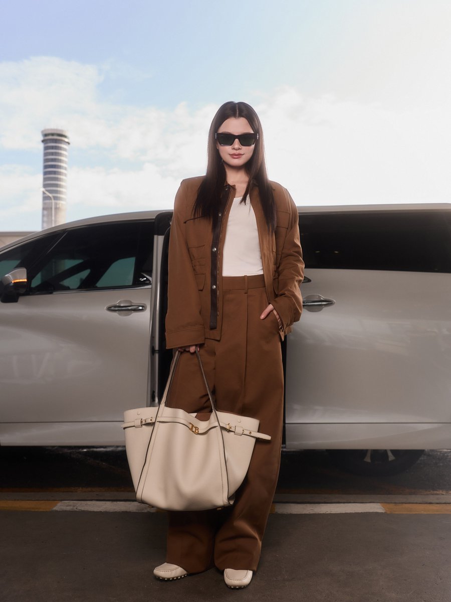 marialu419's tweet photo. Ese look de Tods le queda espectacular 🤎

#TodsxBecky #TodsSingapore #Tods
#beckysangels #BeckyArmstrong
#BeckyEntertainment https://t.co/EvqzUGCUW0