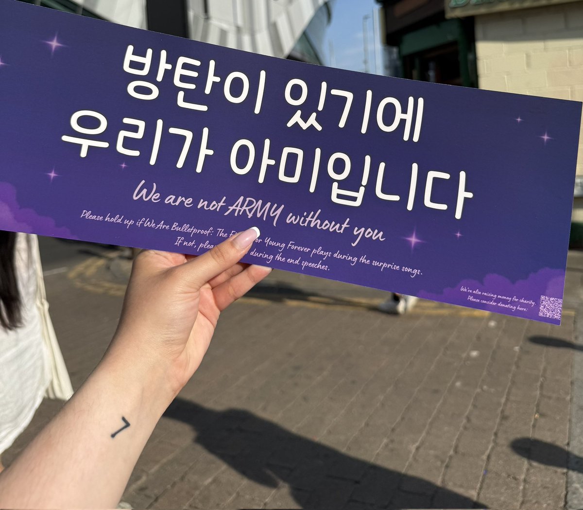 Yoon_kookie97's tweet photo. I think #Jimin saw this London D2 Fan Project , He came to that section where army's were waving it 😭

It says “We are not ARMY without you” https://t.co/FPHrFYKSC4