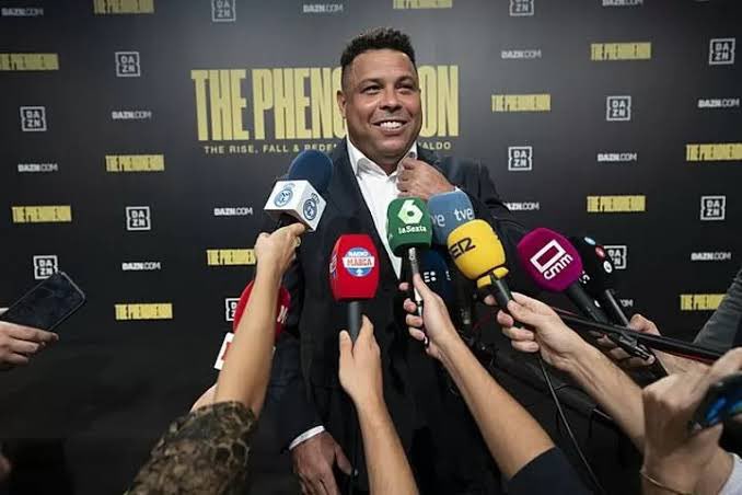VilretM's tweet photo. 🚨Ronaldo Nazário when asked who he considers the greatest of all time between Cristiano Ronaldo and Lionel Messi:

"It's impossible not to admire both. Cristiano is the definition of discipline, ambition and consistency. Messi is pure footballing genius. But if I have to choose one, I'll go with Cristiano. To stay at the top for so long in different leagues, adapting and reinventing himself over and over again—that deserves the highest respect. They're both legends, but Cristiano gets my vote."