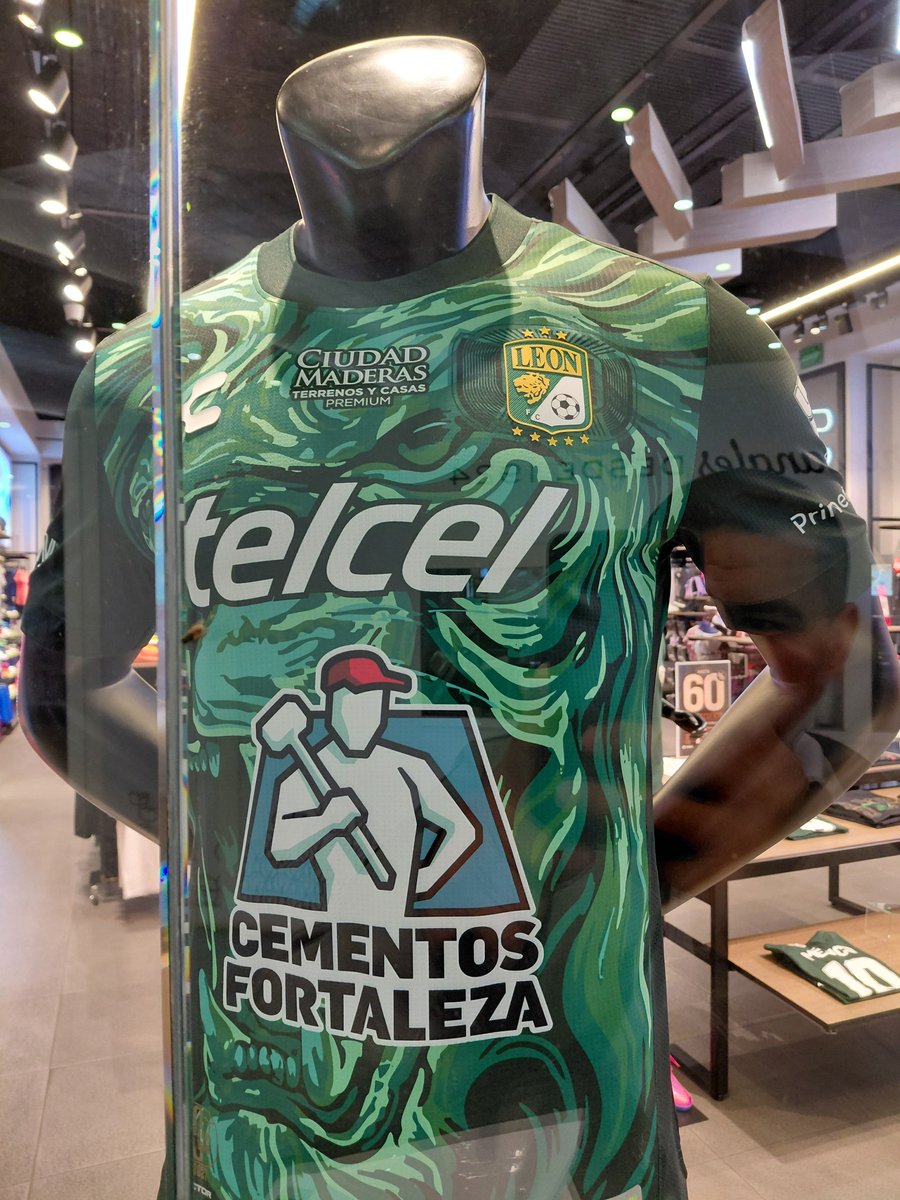 ELSIMBALOCKOLEO's tweet photo. OYE @CharlyFutbol QUE  NO SE TE OLVIDE QUE VISTES AL PRIMER CAMPEONISIMO EN TODA LA HISTORIA DEL FUTBOL MEXICANO CREO QUE SIGUES PONIENDO EL ESCUDO MAS CHICO DE LO NORMAL ASI COMO LO TRAEN LOS JERSEYS DEL MUNDIAL DE CLUBES 2023 Y 2025 QUE NO JUGAMOS EL ESCUDO DEBE SER MAS GRANDE https://t.co/957JNJybwR