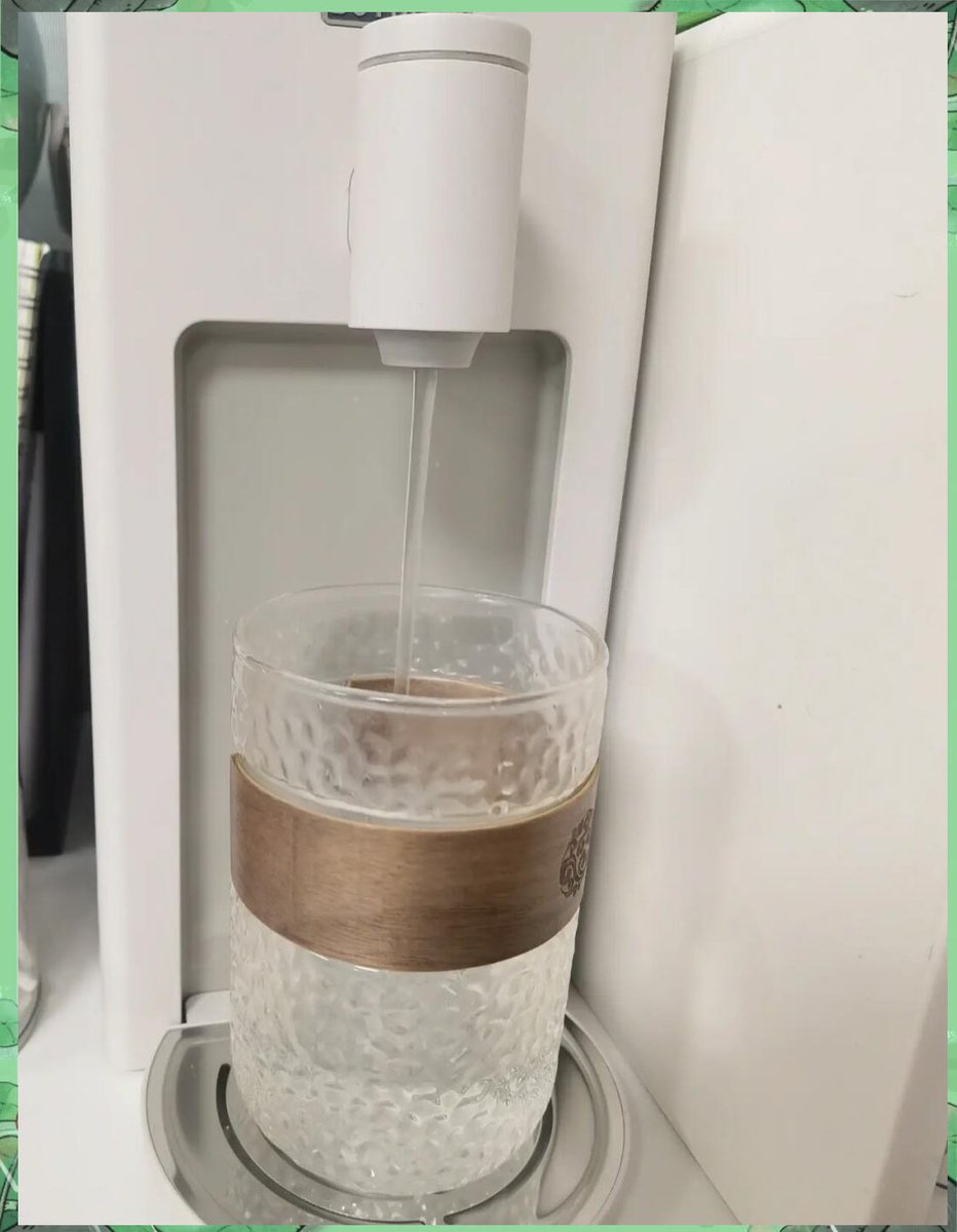 AntoniaBehrendt's tweet photo. Just asked my intern to "hit the ground running" with the new project—found her by the water cooler ‘running’ a tiny plastic water bottle on the floor.  Who’s sending the translation memo https://t.co/LZQQeSGxNA