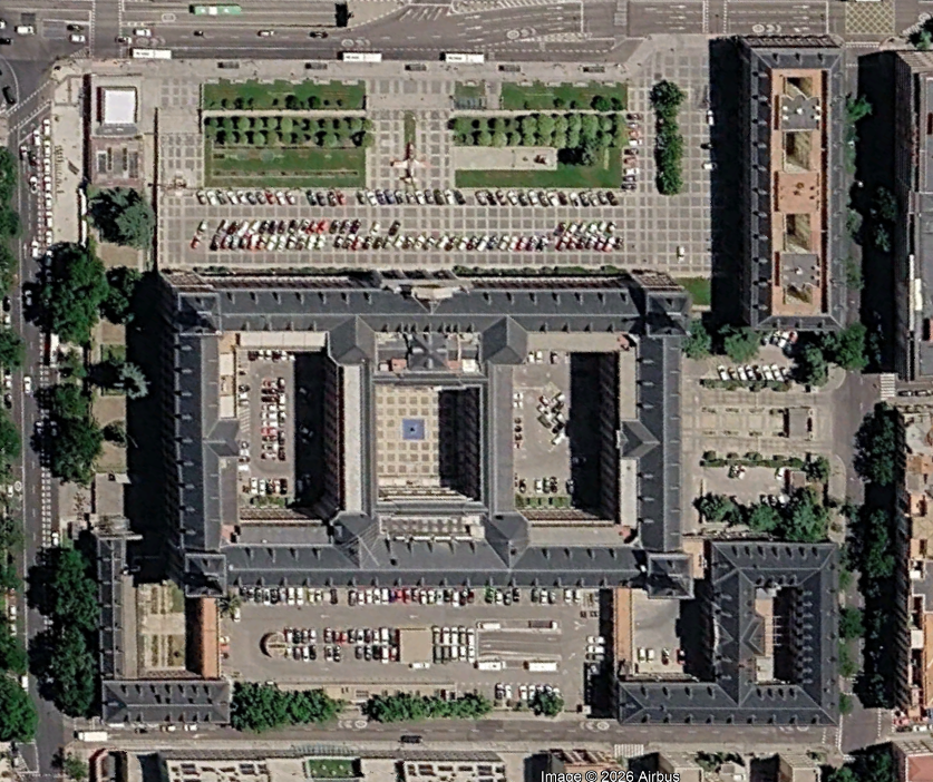 MadridProyecta's tweet photo. 💭Sí que tienen espacio para aparcar en superficie en pleno Ministerio del Aire... ¿cuándo es demasiado? Buena parte del mismo aparece como "zona verde local" en el PGOU.

Ojalá pudieran tener un intercambiador accesible cerca. 

📍Moncloa
🗨️https://t.co/5gU8y80vGz https://t.co/hBHSLHf5O7