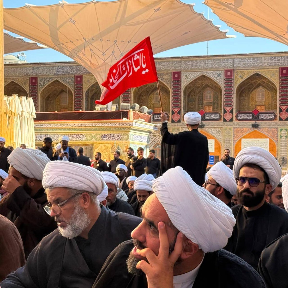 SaraSolemani's tweet photo. حشود من فضلاء وطلبة الحوزة العلمية في النجف الأشرف تحتشد في مرقد أمير المؤمنين الإمام علي (عليه السلام)، بانتظار وصول النعش الطاهر لسماحة آية الله العظمى السيد الشهيد علي الحسيني الخامنئي (قدس سره) .

#قوموا_لله https://t.co/Qd1MPiCvee