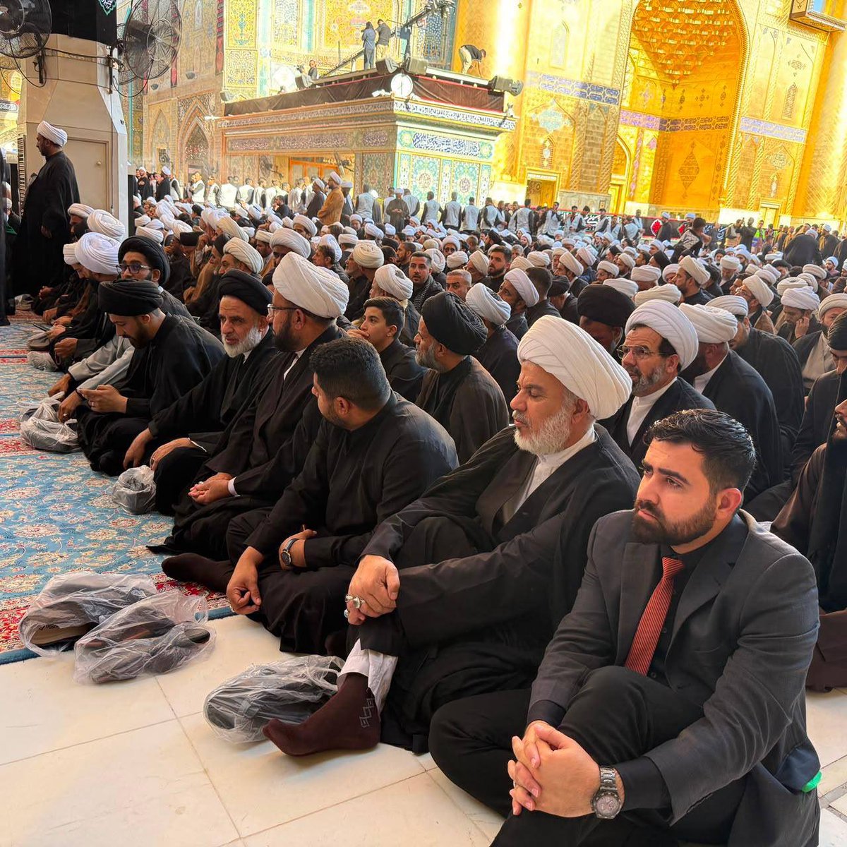 SaraSolemani's tweet photo. حشود من فضلاء وطلبة الحوزة العلمية في النجف الأشرف تحتشد في مرقد أمير المؤمنين الإمام علي (عليه السلام)، بانتظار وصول النعش الطاهر لسماحة آية الله العظمى السيد الشهيد علي الحسيني الخامنئي (قدس سره) .

#قوموا_لله https://t.co/Qd1MPiCvee