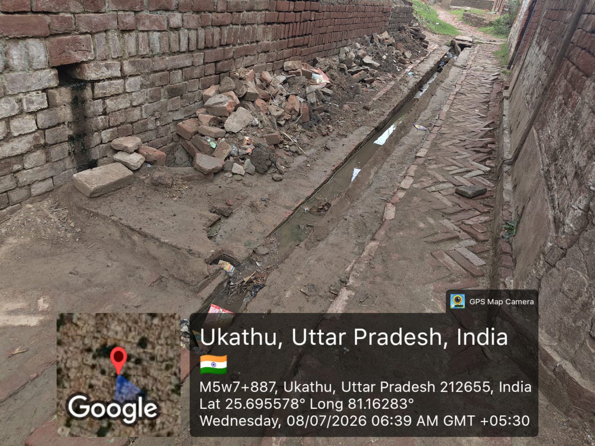 UPCrimeAlertne1's tweet photo. धाता (फतेहपुर): उकाथू गांव में नाली की सफाई न होने से जलभराव की समस्या गंभीर होती जा रही है। ग्रामीणों का आरोप है कि करीब 2 महीने से नालियों की सफाई नहीं हुई, जिसके चलते हल्की बारिश में भी नाली का पानी सड़क पर बहने लगता है। इससे लोगों को आने-जाने में भारी परेशानी का सामना करना पड़ रहा है और गंदगी के कारण बीमारियों का खतरा भी बढ़ गया है।

ग्रामीणों का सवाल है कि आखिर इस लापरवाही का जिम्मेदार कौन है? एक ओर योगी सरकार "स्वच्छ भारत, स्वस्थ भारत" का संदेश दे रही है, वहीं दूसरी ओर उकाथू गांव में सफाई व्यवस्था बदहाल दिखाई दे रही है। ग्रामीणों ने ग्राम प्रधान और संबंधित सफाई कर्मचारी पर उदासीनता का आरोप लगाते हुए जल्द कार्रवाई की मांग की।
@myogioffice @UPGovt @InfoDeptUP @dmfatehpur @ChiefSecyUP @SwachhBharatGov @MoRD_GoI

#Fatehpur #Dhata #Ukathu #UttarPradesh #SwachhBharat #CleanIndia #VillageNews #Waterlogging #Drainage #GramPanchayat #RuralIndia #LocalNews #जनसमस्या #फतेहपुर #धाता #उकाथू #जलभराव #नाली_सफाई #स्वच्छ_भारत