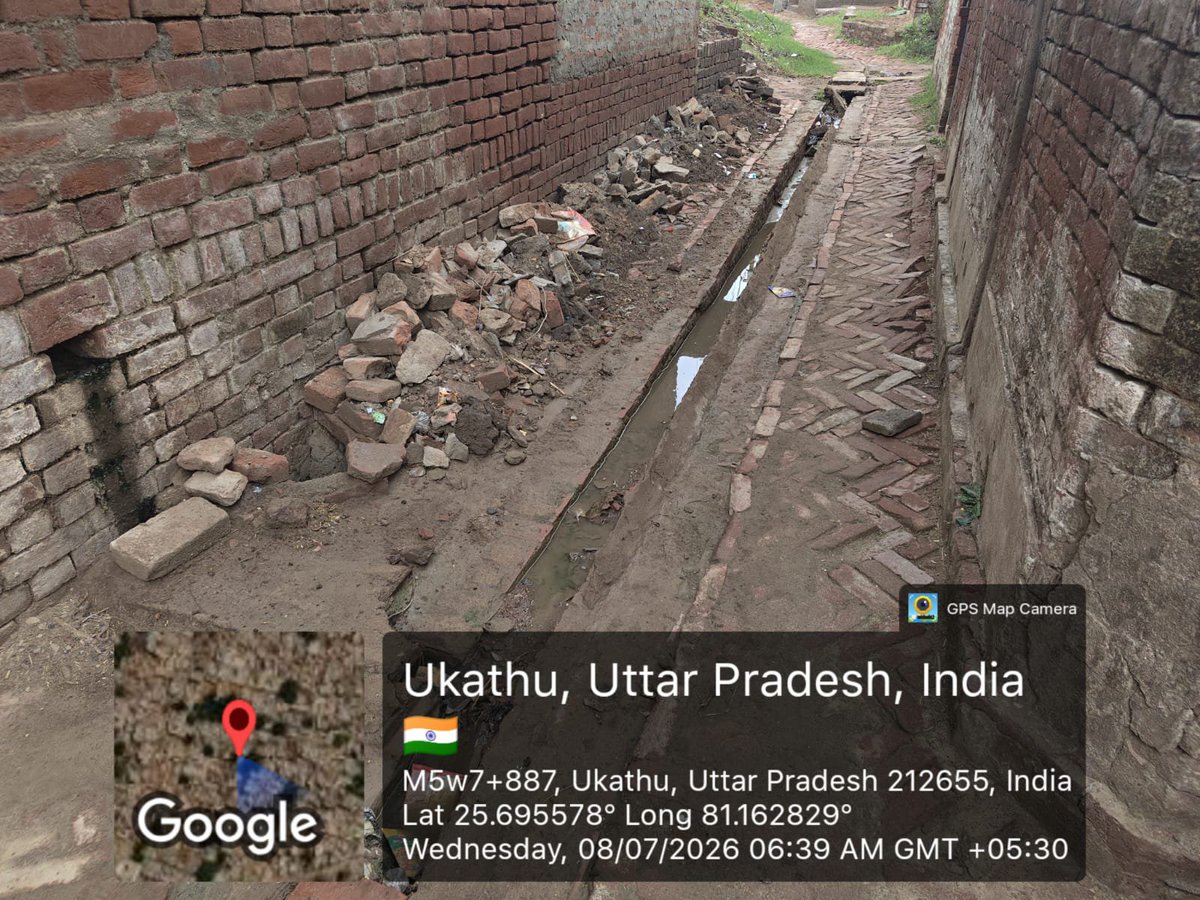UPCrimeAlertne1's tweet photo. धाता (फतेहपुर): उकाथू गांव में नाली की सफाई न होने से जलभराव की समस्या गंभीर होती जा रही है। ग्रामीणों का आरोप है कि करीब 2 महीने से नालियों की सफाई नहीं हुई, जिसके चलते हल्की बारिश में भी नाली का पानी सड़क पर बहने लगता है। इससे लोगों को आने-जाने में भारी परेशानी का सामना करना पड़ रहा है और गंदगी के कारण बीमारियों का खतरा भी बढ़ गया है।

ग्रामीणों का सवाल है कि आखिर इस लापरवाही का जिम्मेदार कौन है? एक ओर योगी सरकार "स्वच्छ भारत, स्वस्थ भारत" का संदेश दे रही है, वहीं दूसरी ओर उकाथू गांव में सफाई व्यवस्था बदहाल दिखाई दे रही है। ग्रामीणों ने ग्राम प्रधान और संबंधित सफाई कर्मचारी पर उदासीनता का आरोप लगाते हुए जल्द कार्रवाई की मांग की।
@myogioffice @UPGovt @InfoDeptUP @dmfatehpur @ChiefSecyUP @SwachhBharatGov @MoRD_GoI

#Fatehpur #Dhata #Ukathu #UttarPradesh #SwachhBharat #CleanIndia #VillageNews #Waterlogging #Drainage #GramPanchayat #RuralIndia #LocalNews #जनसमस्या #फतेहपुर #धाता #उकाथू #जलभराव #नाली_सफाई #स्वच्छ_भारत