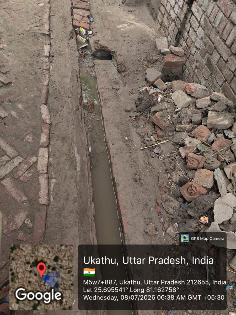 UPCrimeAlertne1's tweet photo. धाता (फतेहपुर): उकाथू गांव में नाली की सफाई न होने से जलभराव की समस्या गंभीर होती जा रही है। ग्रामीणों का आरोप है कि करीब 2 महीने से नालियों की सफाई नहीं हुई, जिसके चलते हल्की बारिश में भी नाली का पानी सड़क पर बहने लगता है। इससे लोगों को आने-जाने में भारी परेशानी का सामना करना पड़ रहा है और गंदगी के कारण बीमारियों का खतरा भी बढ़ गया है।

ग्रामीणों का सवाल है कि आखिर इस लापरवाही का जिम्मेदार कौन है? एक ओर योगी सरकार "स्वच्छ भारत, स्वस्थ भारत" का संदेश दे रही है, वहीं दूसरी ओर उकाथू गांव में सफाई व्यवस्था बदहाल दिखाई दे रही है। ग्रामीणों ने ग्राम प्रधान और संबंधित सफाई कर्मचारी पर उदासीनता का आरोप लगाते हुए जल्द कार्रवाई की मांग की।
@myogioffice @UPGovt @InfoDeptUP @dmfatehpur @ChiefSecyUP @SwachhBharatGov @MoRD_GoI

#Fatehpur #Dhata #Ukathu #UttarPradesh #SwachhBharat #CleanIndia #VillageNews #Waterlogging #Drainage #GramPanchayat #RuralIndia #LocalNews #जनसमस्या #फतेहपुर #धाता #उकाथू #जलभराव #नाली_सफाई #स्वच्छ_भारत