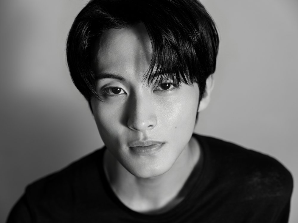 imbcenews's tweet photo. 마크, 오늘(8일) 위버스 합류…글로벌 팬들과 새로운 소통 시작
#마크 #MARK #LEEMARK #위버스 #마크위버스 #iMBC연예

가수 마크(Mark Lee)가 위버스(Weverse)에 합류했다.

소속사 Upper Room(어퍼룸)은 8일 "마크가 이날 낮 12시 글로벌 슈퍼팬 플랫폼 위버스에 입점했다"며 "앞으로 다양한 콘텐츠를 통해 팬들과 더욱 가까이 소통할 예정"이라고 밝혔다. 

이와 함께 새로운 프로필 이미지도 공개했다.

🔗https://t.co/6rh8RL7LEu