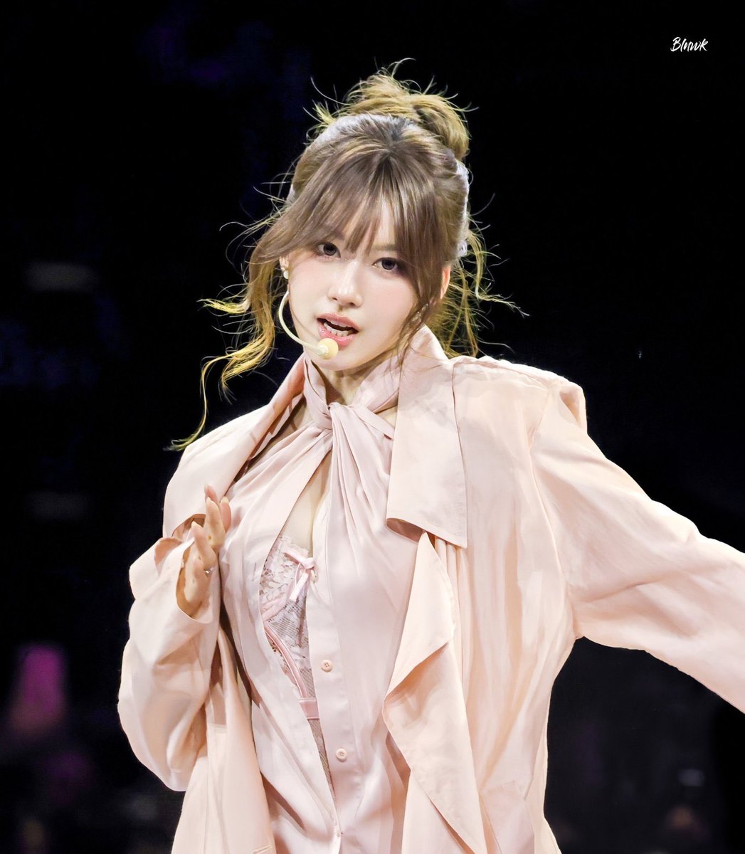 sanadorabel's tweet photo. Harper’s Bazaar: MISAMO has continued its unit activities and released its first full-length album in Japan this year. On your solo track “Ma Cherry” fans got to hear your soft, delicate vocals. Last year, you also took on a solo song, “DECAFFEINATED” for TWICE’s 10th anniversary album.

“Since I haven’t had many opportunities to do solo activities, everything I’m getting to try now feels really fun and meaningful. I like that even at this stage of my career, there are still things I can experience for the first time and so many things I want to try. I think if I had started doing them earlier, I probably wouldn’t have enjoyed this process as much.

‘Ma Cherry’ is a song with a really catchy rhythm. There isn’t a full choreography for it yet, so I hope that one day I’ll be able to perform the complete song on stage.

‘DECAFFEINATED’ is a powerful song that brings to mind a charismatic, alluring woman. It’s the kind of song whose vibe can change depending on the styling, so performing it on stage was a lot of fun.”