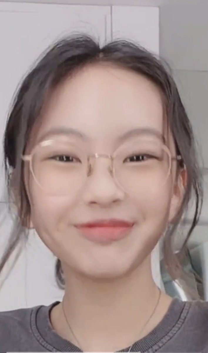laylamm8i's tweet photo. @xqdU_Ubpx are these supposed to look alike you have to ride the small buss https://t.co/u3moCW2r0u