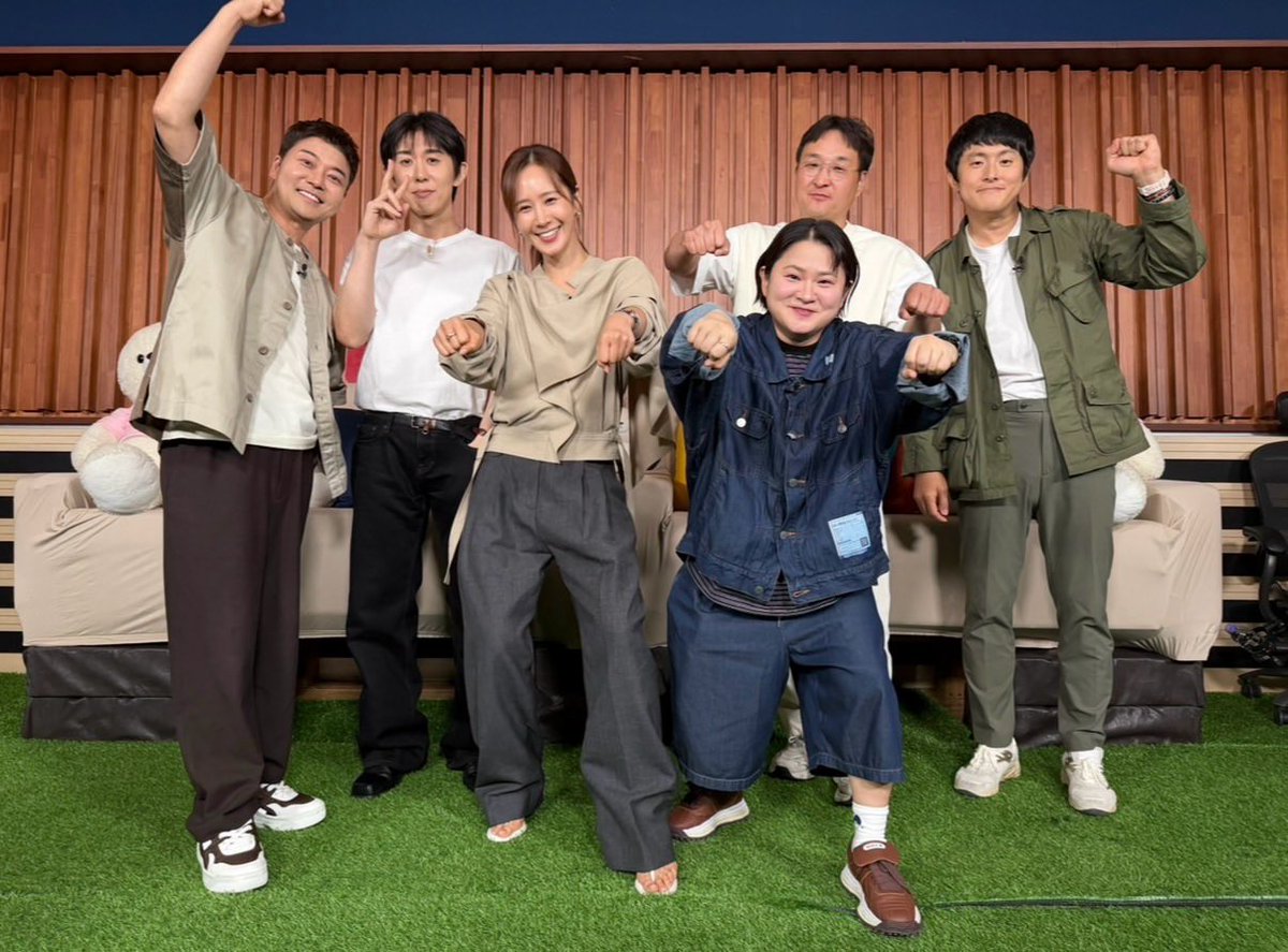 SNSD_0805's tweet photo. 나혼산에~~~ 누가~~~ (돌아)왔게~~~🚪

소원을 말해봐~🎶 내게만 말해봐🧞‍♂️
유리 회원님 보고 싶다고 소원 빌었더니
어떤 무지개 지니가 소원을 들어줬다🥹
축배를 들~~어라~~🍾🍾

제주도에서 스쿠터 씽씽 타고 즐기는 유리 회원님의 싱글라이프!
이번주 금요일 밤 11시에 만나자구용🫶

#나혼자산다 #소녀시대 #유리 #유리_회원님이_지니인가😚

https://t.co/6JZZN1dzTG