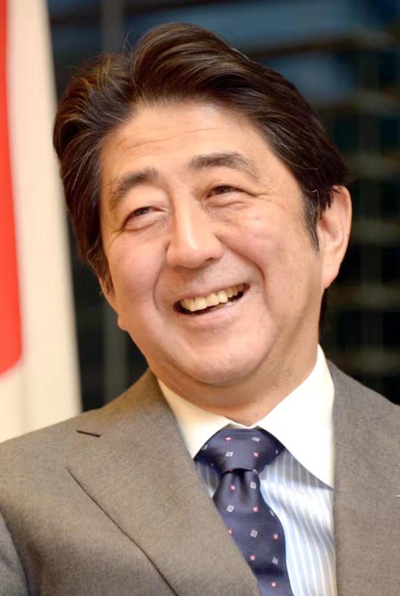 martytaka777's tweet photo. 安倍さんの最大の功績は、米国議会での演説によって日米の戦争を歴史上の出来事に昇華させ、現在の日米同盟の重要性と意義を訴えたことだ。安倍さんはこれを「希望の同盟」と言い表した。その後、オバマ大統領の広島訪問と、自身のパールハーバー訪問が実現する。それ以降、米大統領が発する対日戦勝記念日の声明からは、日本を「敵」として非難する言葉が消え去った。日本人は広島・長崎を忘れないだろうし、アメリカ人はパールハーバーを忘れない。しかし、そのむき出しの感情からは、何も前進できない。安倍さんは、日米の最後の棘を抜いたのだ。