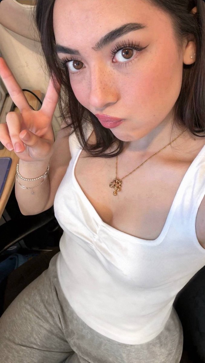 SakurasFans's tweet photo. shes such bait https://t.co/8Nlr6Jb1oD