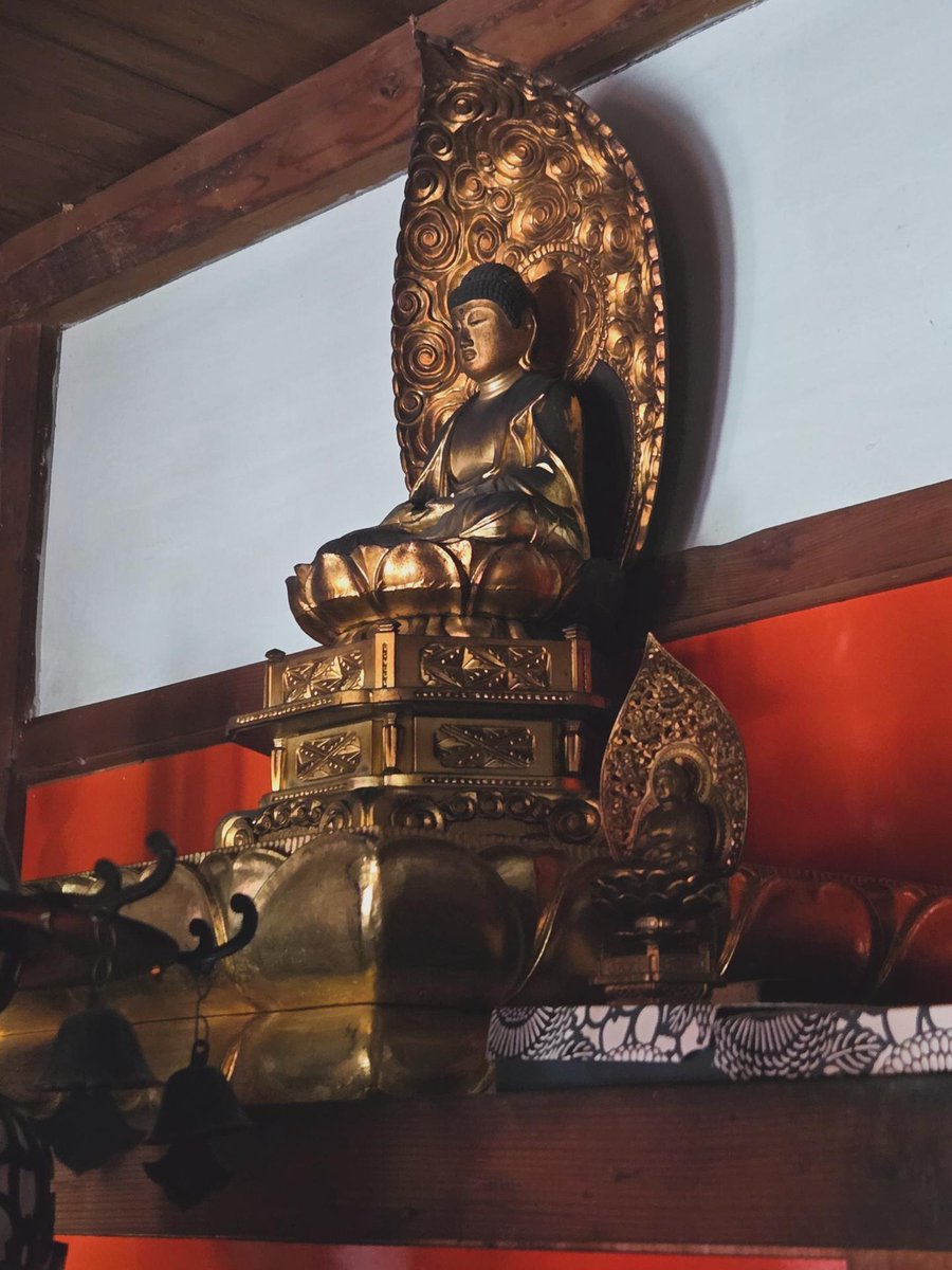 tibet_in's tweet photo. 毎年7月8日は阿賀町豊実の観音寺にある菱潟全海堂で即身仏が御開帳があるので久しぶりに参拝に行ってみた。お堂に祀られている全海上人は阿賀野川の急流の難所で舟が遭難する事を嘆き難所を取り除く為、生涯をかけたという。その後、即身仏となり人々を救う事を決意したとされる。
#阿賀町
#即身仏 https://t.co/HqL5njUfcy