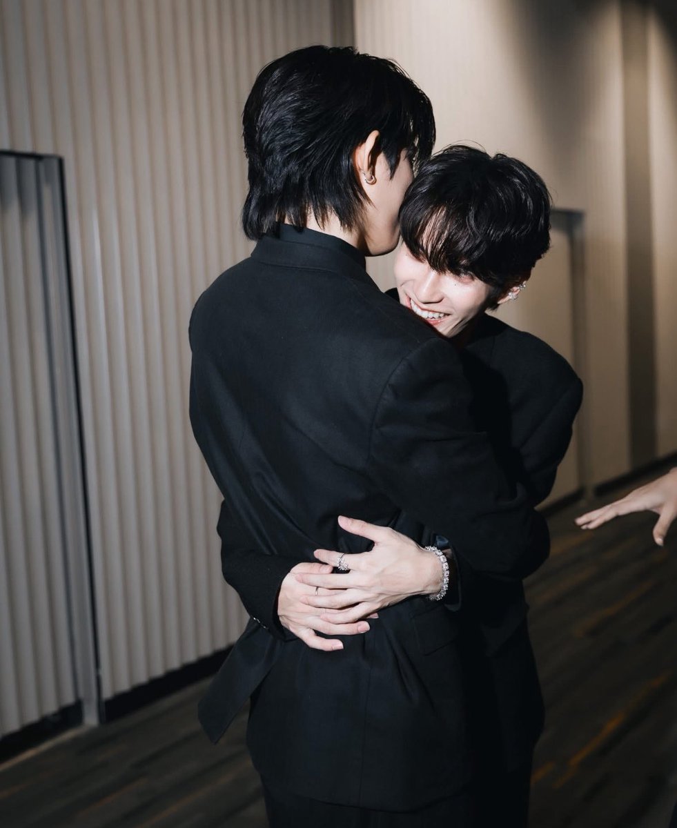 OhmFirstGermany's tweet photo. Day 7 fav hug 🤭 just look at the smile 

#OhmFirst  #โอมเฟริสท์
#30DaysOhmFirst https://t.co/rs1brRu9AJ