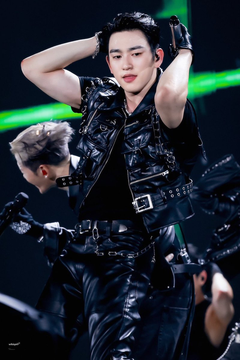 Jinyoungbase's tweet photo. Park Jinyoung answered a fan’s question about when he felt he had chosen the right career during an interview with Arena.

“Recently, during GOT7’s concert (NESTFEST), I realized it once again. For the past year and a half, I had been living a special yet ordinary life. Seeing my fans on stage again after such a long time touched me deeply. I realized that they are the ones who make me feel special. I think I have a great job.”

©️photo owners
