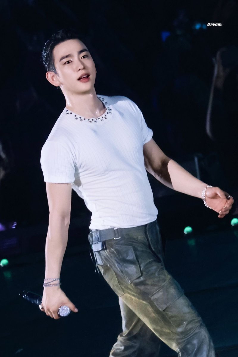 Jinyoungbase's tweet photo. Park Jinyoung answered a fan’s question about when he felt he had chosen the right career during an interview with Arena.

“Recently, during GOT7’s concert (NESTFEST), I realized it once again. For the past year and a half, I had been living a special yet ordinary life. Seeing my fans on stage again after such a long time touched me deeply. I realized that they are the ones who make me feel special. I think I have a great job.”

©️photo owners