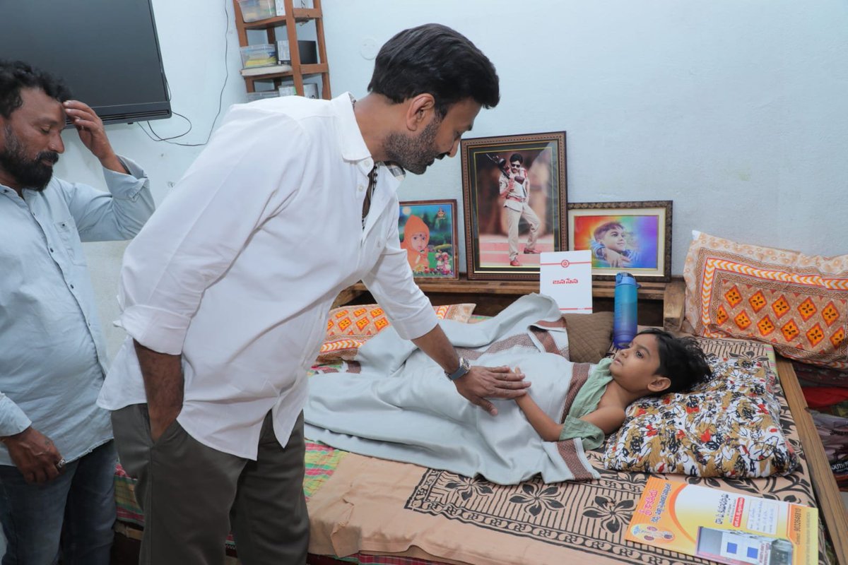 itsRamTalluri's tweet photo. అరుదైన వ్యాధితో బాధపడుతున్న తెలంగాణ రాష్ట్రం, వరంగల్ జిల్లా, హన్మకొండ కు చెందిన నిరంజన్ నిన్న రాత్రి స్వర్గస్థుడయ్యాడనే వార్త తీవ్రంగా కలచివేసింది. కొద్ది రోజుల క్రితం @JanaSenaParty అధినేత, గౌరవ ఆంధ్రప్రదేశ్ రాష్ట్ర ఉప ముఖ్యమంత్రి శ్రీ @PawanKalyan గారిని చూడాలనే కోరిక తెలిసిన వెంటనే శ్రీ పవన్ కళ్యాణ్ గారు నిరంజన్ ను కలిసి, అతని జీవితంలో విలువైన క్షణాలను గడిపారు. అతను త్వరగా కోలుకుంటాడని అందరం భావించిన సమయంలో ఇలా దూరమవ్వడం దురదృష్టకరం. 

నిరంజన్ మృతిపట్ల తీవ్ర సంతాపం వ్యక్తం చేస్తూ, వారి కుటుంబ సభ్యులకు ప్రగాఢ సానుభూతి తెలియజేస్తున్నాను.