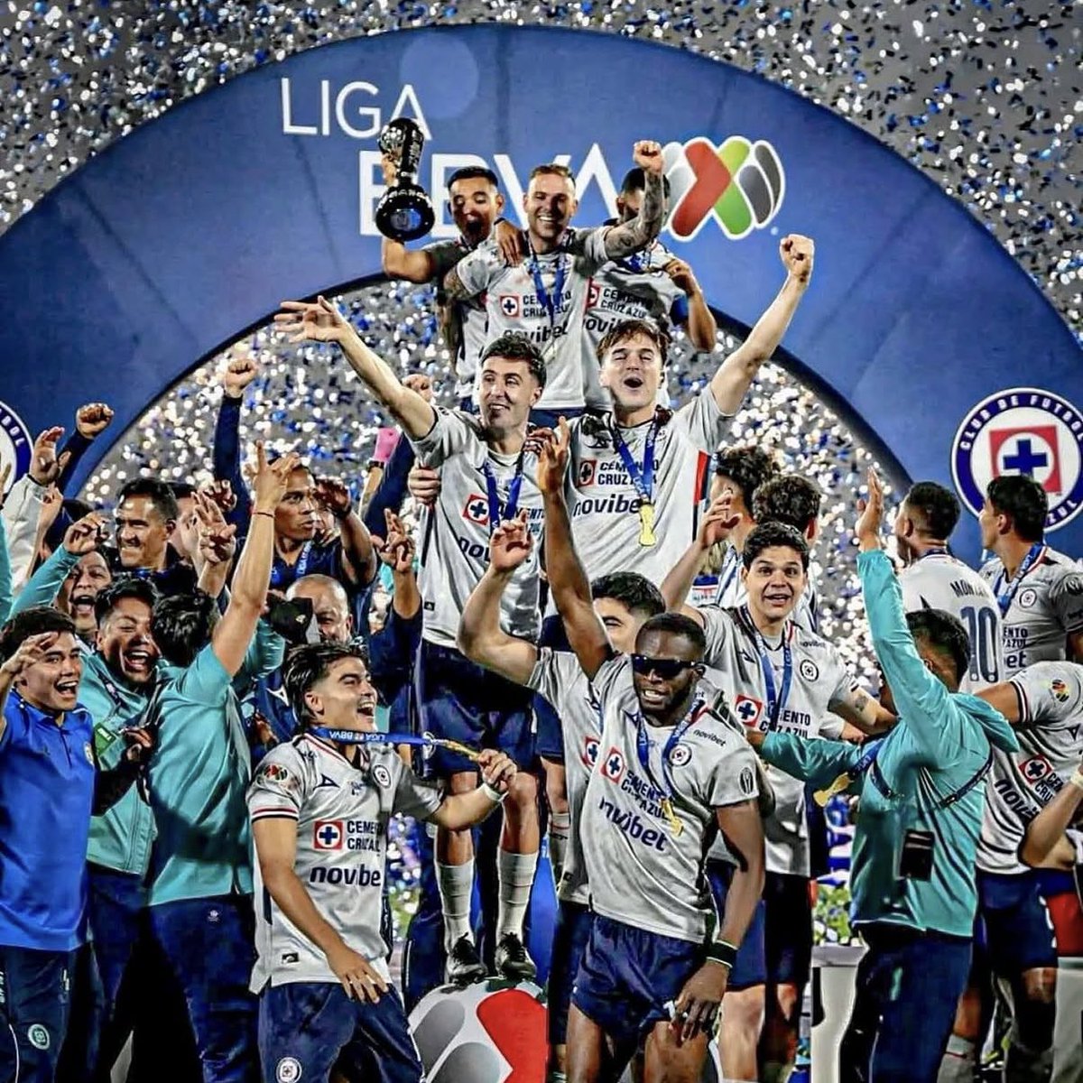 Kevincion_'s tweet photo. Para la gente nueva que va a empezar a ver la liga MX y están eligiendo al Cruz Azul, bienvenidos: 

- Actual campeón
- Actual equipo de la temporada
- Guapos FC 
- Mejores mascotas 

Nunca hay días aburridos en este barco. https://t.co/E7llRRTJIz