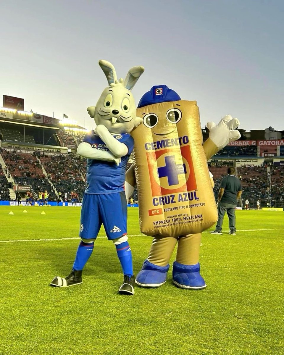 Kevincion_'s tweet photo. Para la gente nueva que va a empezar a ver la liga MX y están eligiendo al Cruz Azul, bienvenidos: 

- Actual campeón
- Actual equipo de la temporada
- Guapos FC 
- Mejores mascotas 

Nunca hay días aburridos en este barco. https://t.co/E7llRRTJIz