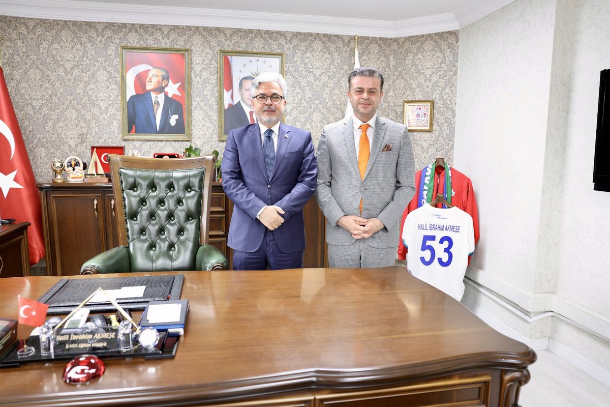 farukyelkenci's tweet photo. Rize’deydik. İl Müdürümüz Halil İbrahim Akmeşe ve il yöneticilerimizle eğitim alanında yapılan çalışmaların yanı sıra idari alanda; yönetici görevlendirmeleri, norm fazlası öğretmenlerden istifade etme, özel öğretim kurumlarının takibi gibi konularda da yapılan çalışmaları değerlendirdik. 
İl Müdürümüze ve ekibine gayretlerinden ötürü teşekkür ediyoruz.