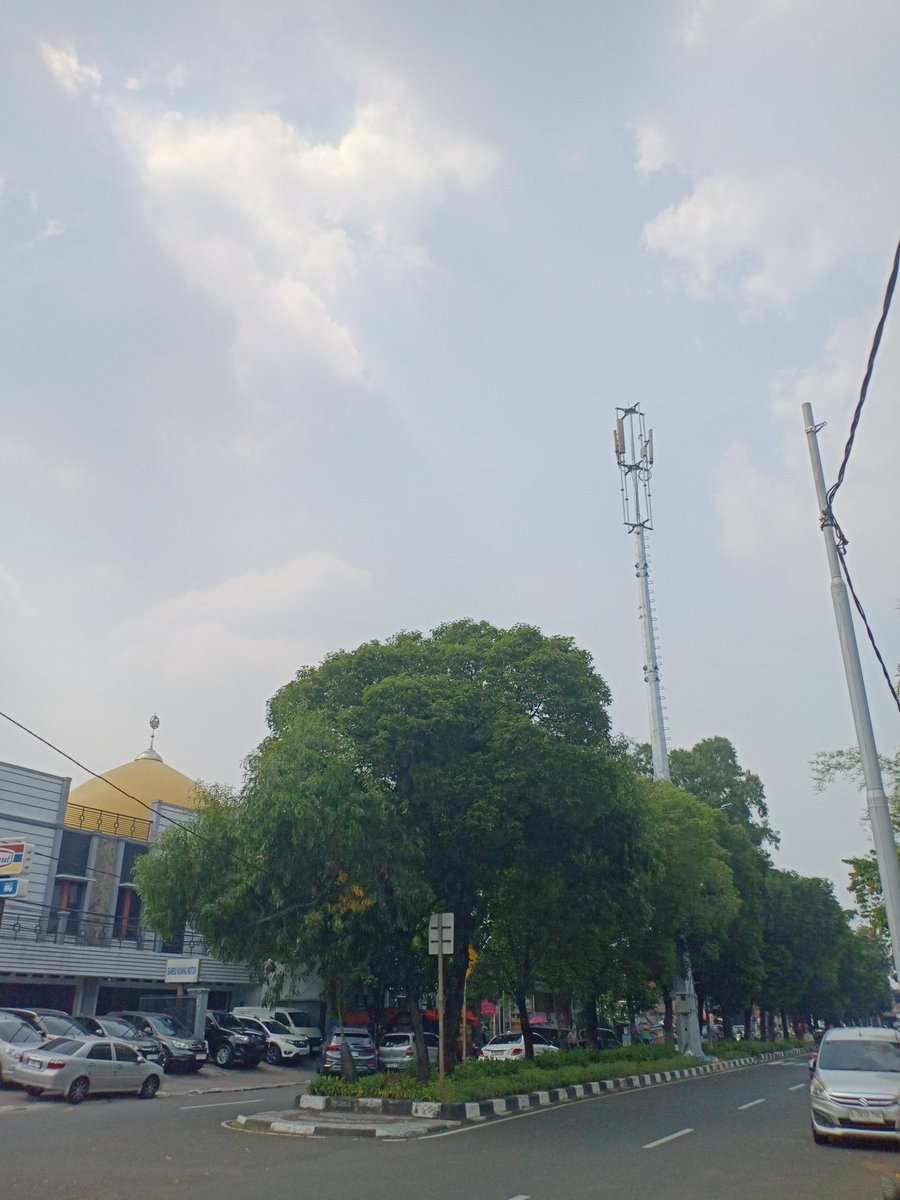 abidethar's tweet photo. @DKIJakarta Jalan Cipinang Baru Bunder, kelurahan Cipinang, Kecamatan Pulogadung, Jakarta Timur,
Saya sudah berkoordinasi dengan RW.01 yang pada saat itu diminta izinnya,
Ia berkata mendukung penurunan dan peniadaan tower cellular, tower 5G yang ada dilokasi. Mohon segera ditindaklanjuti. https://t.co/UfXQaxf7Y1