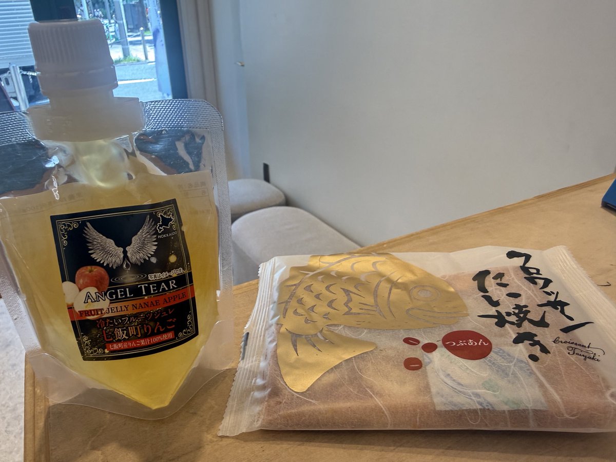 THEPHARMACY_S's tweet photo. 【押し売り販売　注意⚠️】
私のいない間にスタッフが買ってた…💦
買わないと帰ってもらえなそうでと😣

600円のジュレ。350円のタイヤキ。
色々なところから販売委託されと言っているのだが全て製造場所は北千住マンション一室、期限のシール2重に貼ってる上に字がにじんでる💦
支払いは個人のPayPay。本部は050の電話番号。

すぐ返品の電話して取りに来てもらいました💦
売り子さん頑張ってて申し訳なかったけれど、口に入れるものは心から安心できるものにしたい🙊
